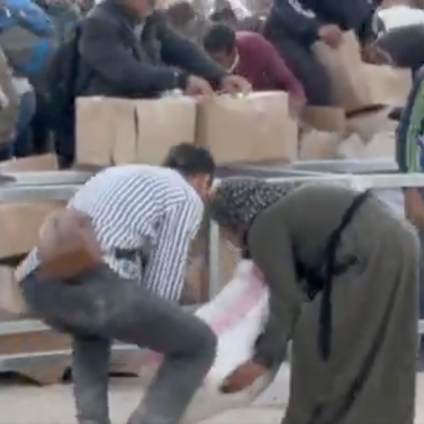 Gazans collect aid packages from a Gaza Humanitarian Foundation distribution site (Image: Screenshot) 